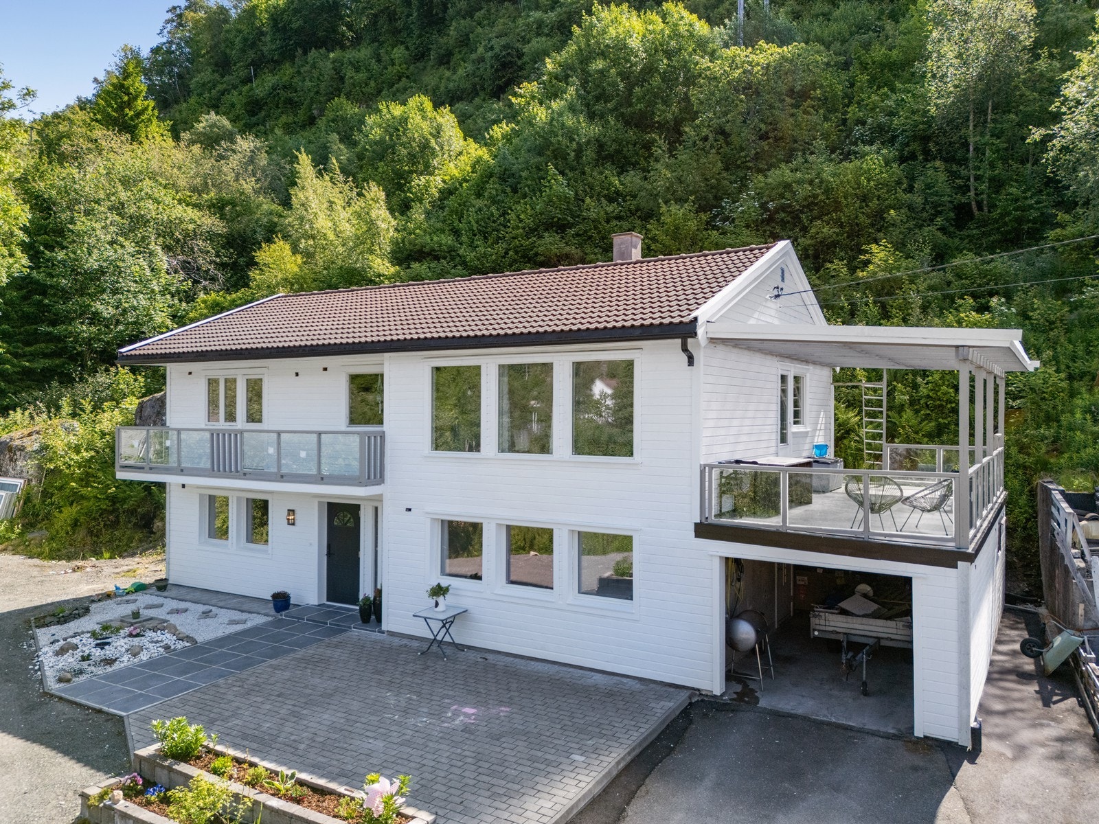 Boligen er fra 1974 og er renovert både utvendig og innvendig Galleribilde