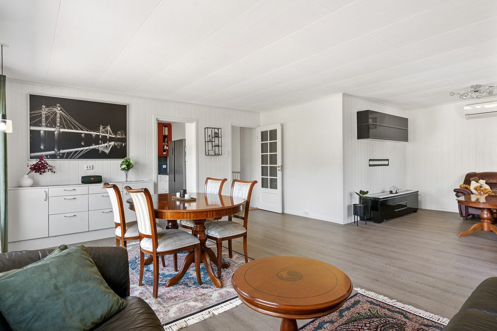 God plass til sittegrupper og spisestue. Galleribilde