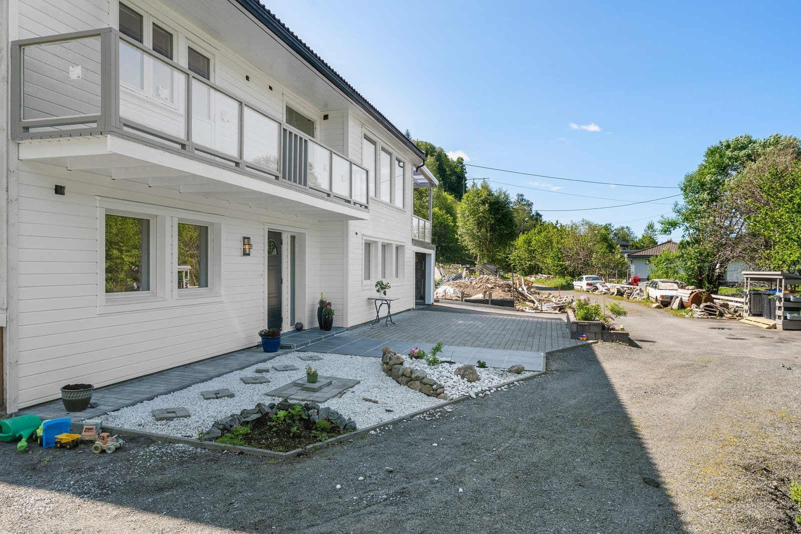 Gruslagt gårdsrom med god plass til parkering. Galleribilde