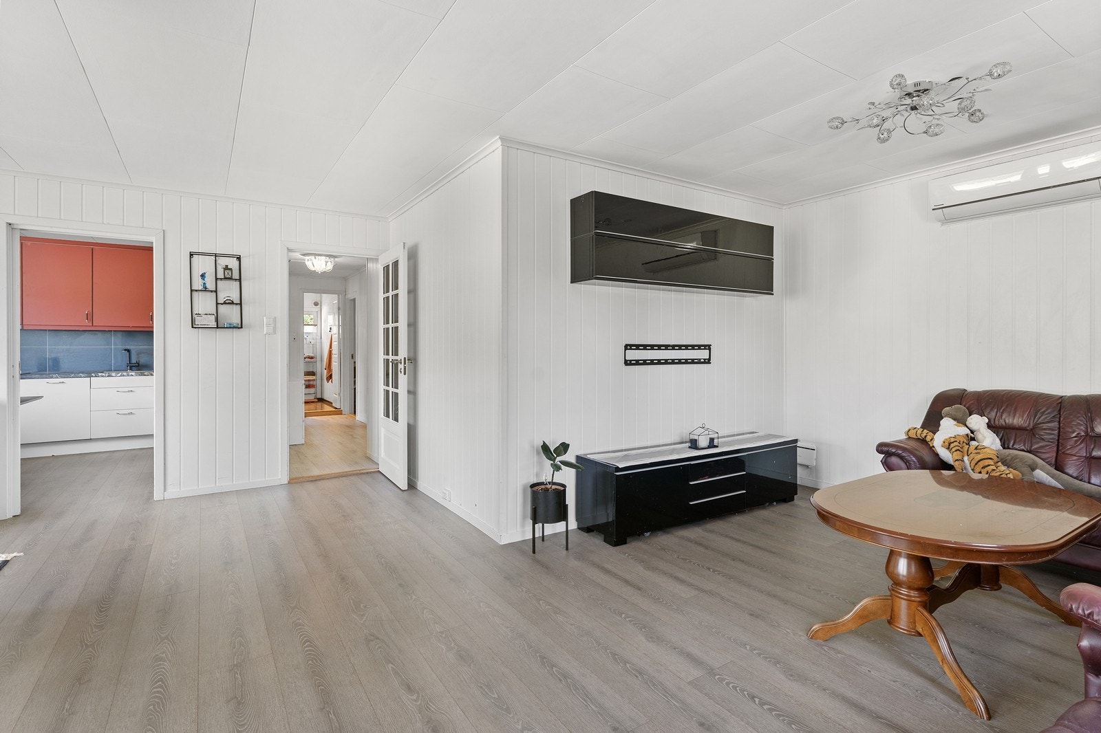 Fra stue mot kjøkken og gang. Galleribilde