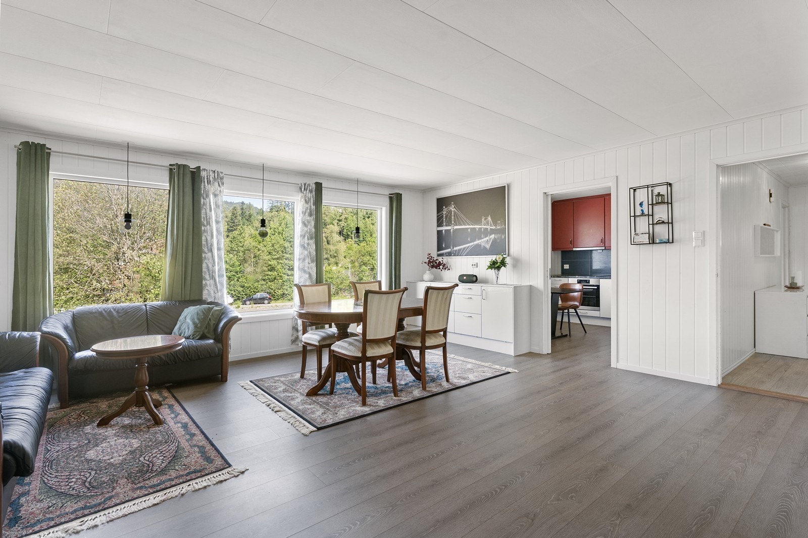 Store vindusflater om gir fint og naturlig lys. Galleribilde