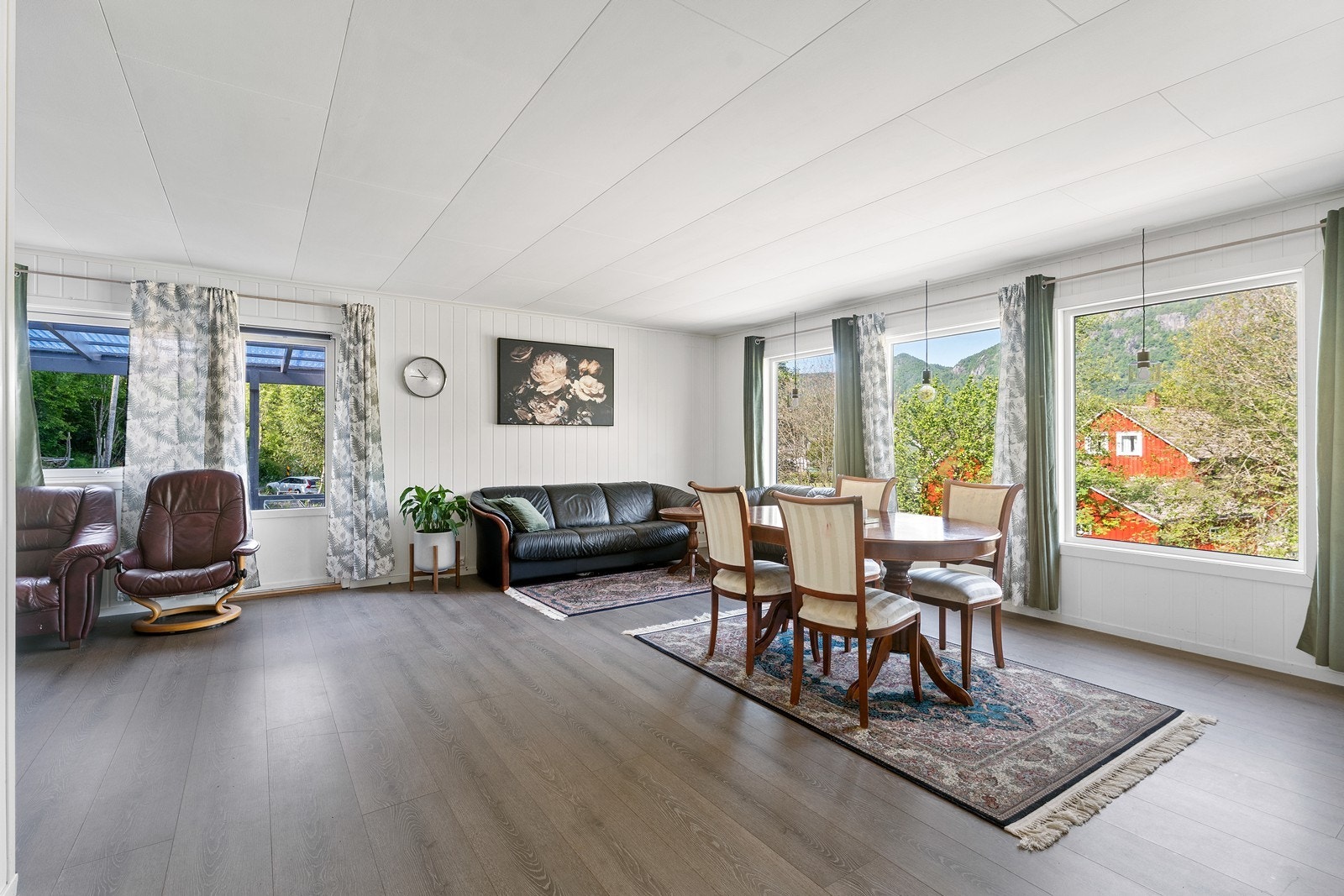 Stor stue med utgang til terrasse. Galleribilde