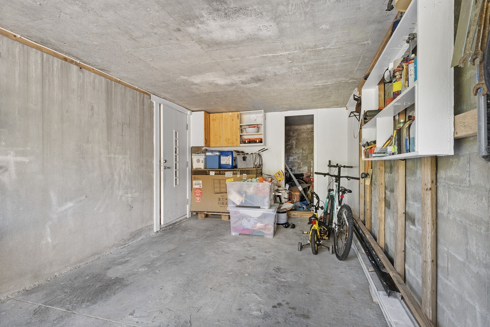Garasje. Mulighet for egen inngang til leiligheten. Galleribilde
