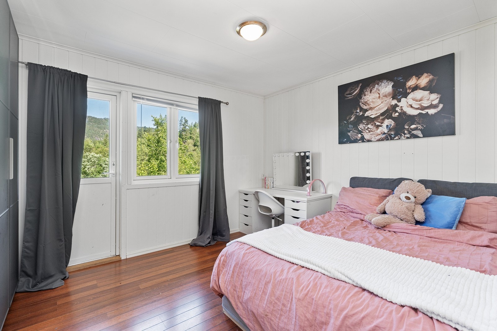 Stort hovedsoverom med utgang til lufteveranda. Galleribilde