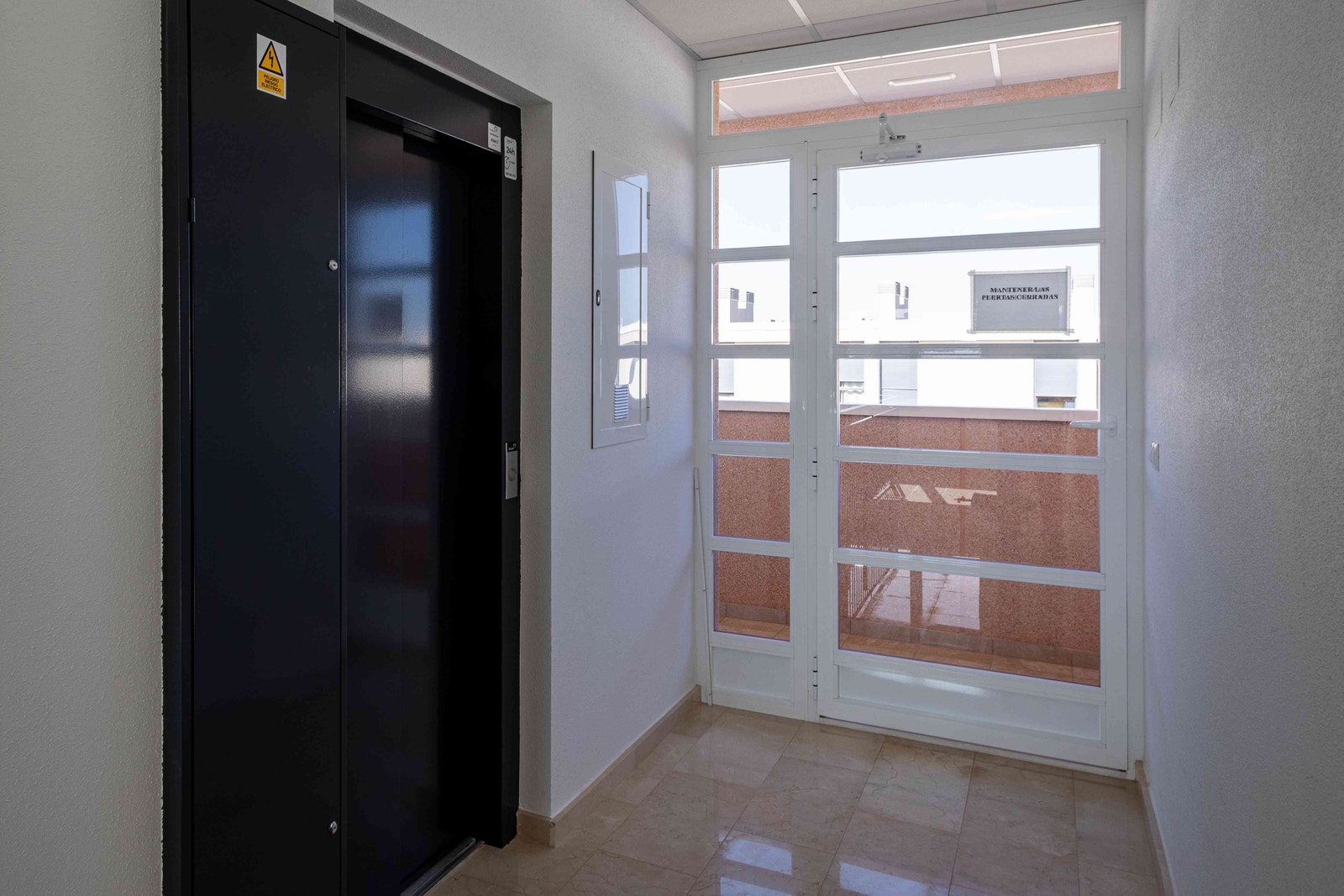 Heisen er rett ved inngangen nede. Galleribilde