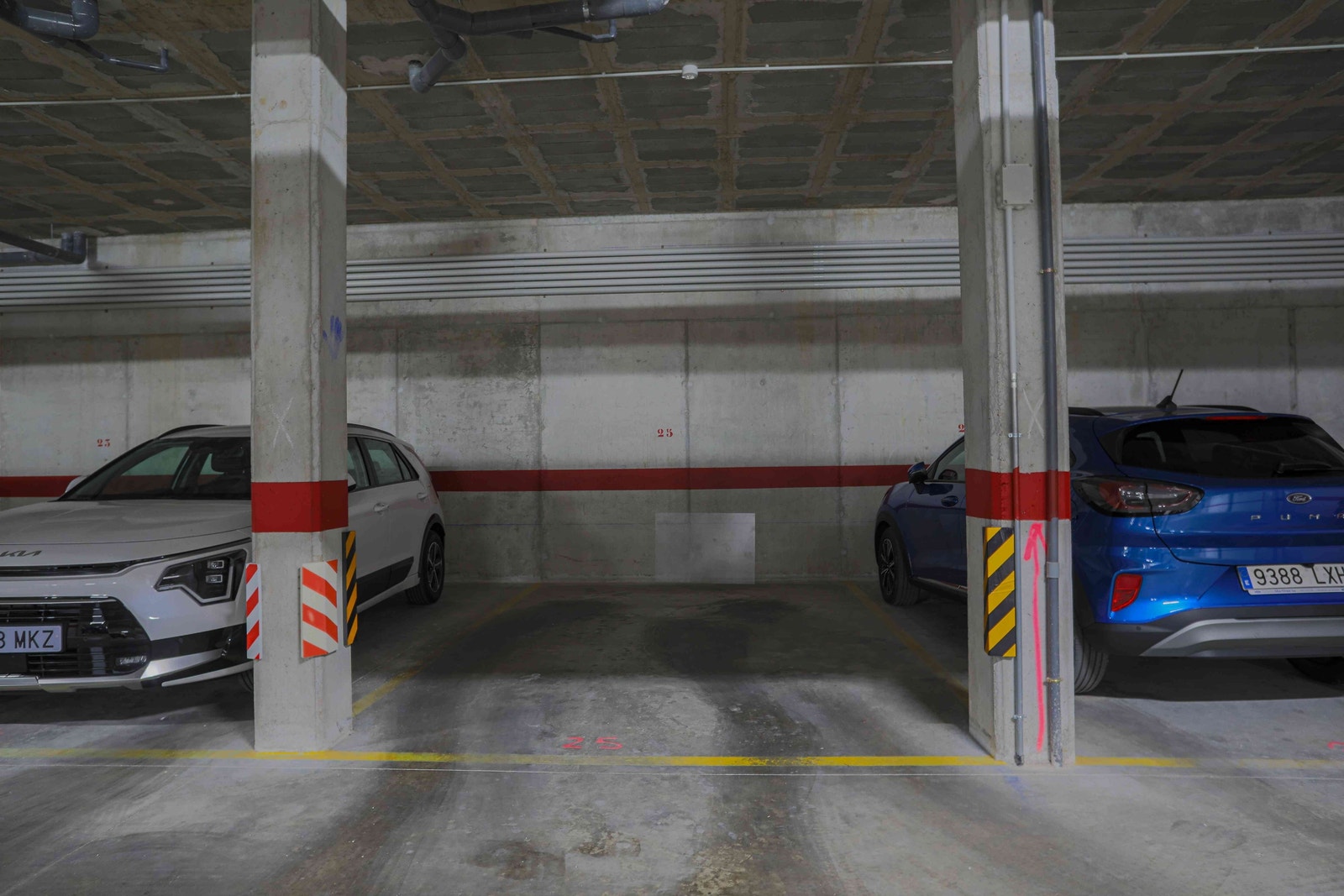 Egen parkeringsplass i kjeller Galleribilde