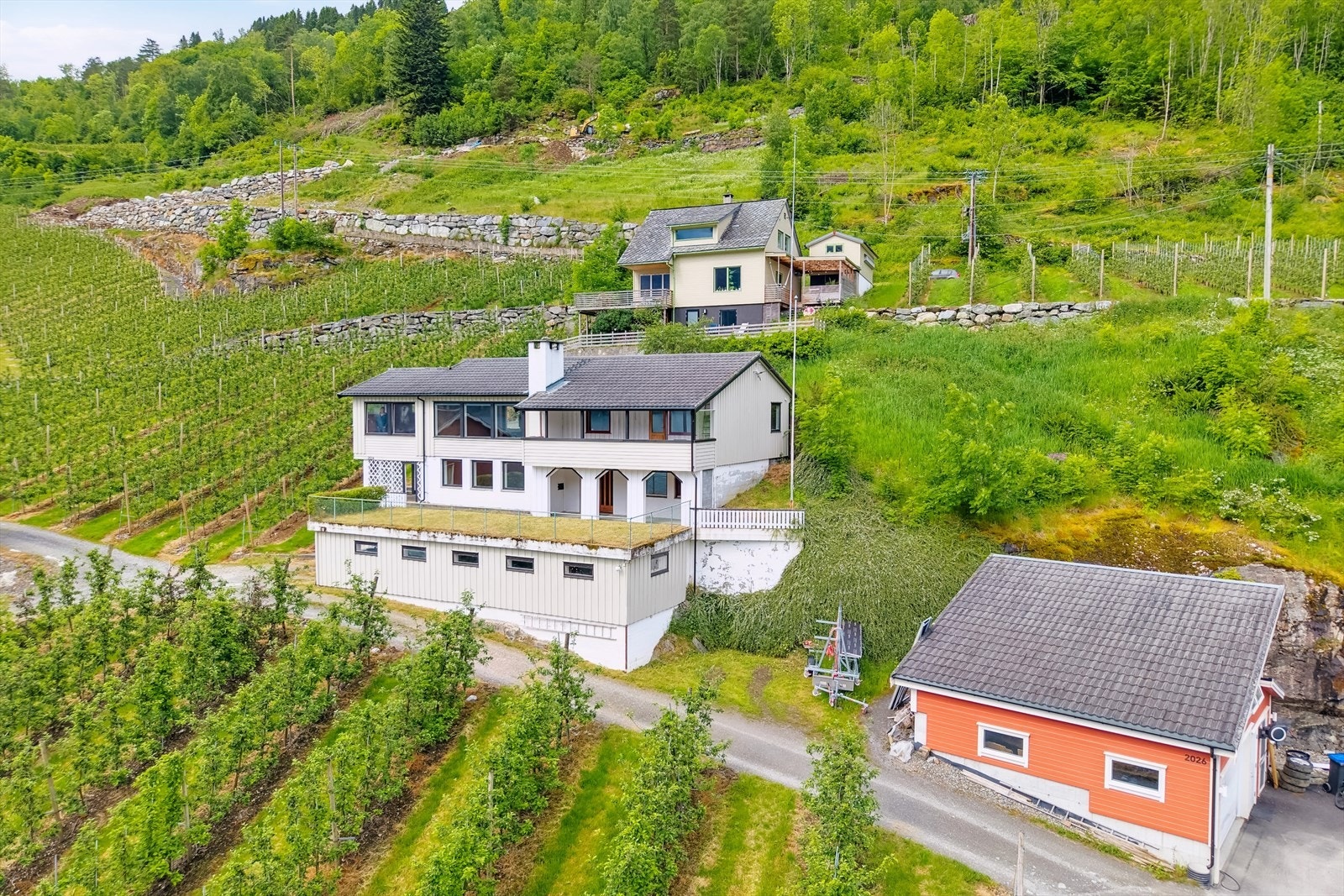 En svært innholdsrik bolig med garasje, 3 soverom og hele 4 stuer! Galleribilde