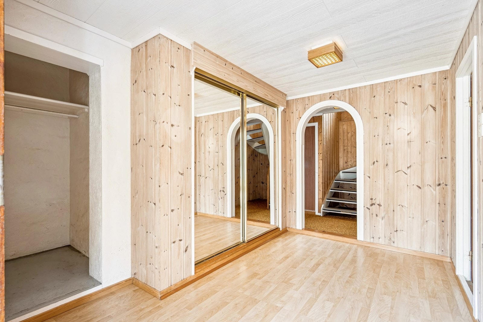 Velkommen inn - romslig gang med god plass til garderobe Galleribilde