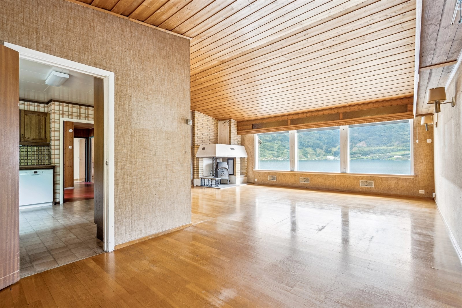 Hovedstuen ligger like ved kjøkkenet Galleribilde