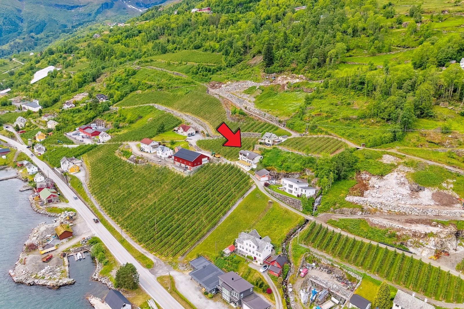 Boligen ligger sørøst-vendt til, med en fantastisk utsikt utover fjorden Galleribilde