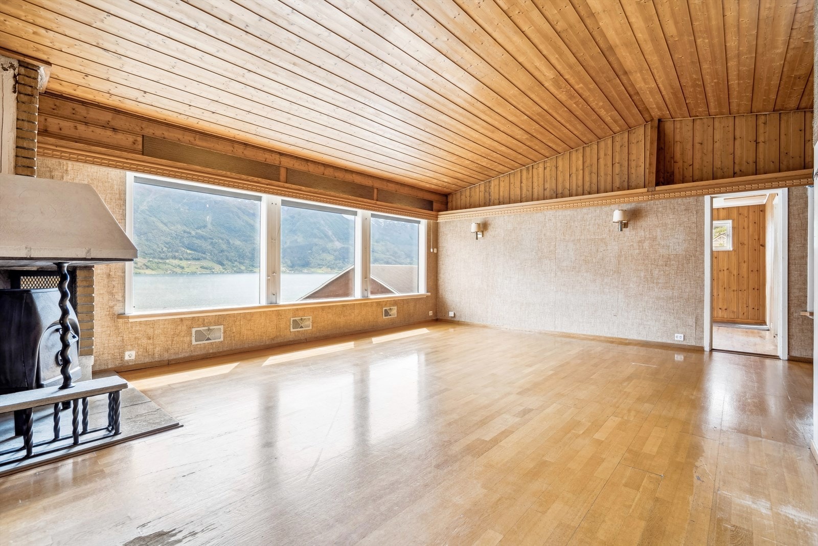 Det er 2 stuer i 1. etasje i tillegg til kjellerstue i underetasjen slik at her har man mange muligheter! Galleribilde