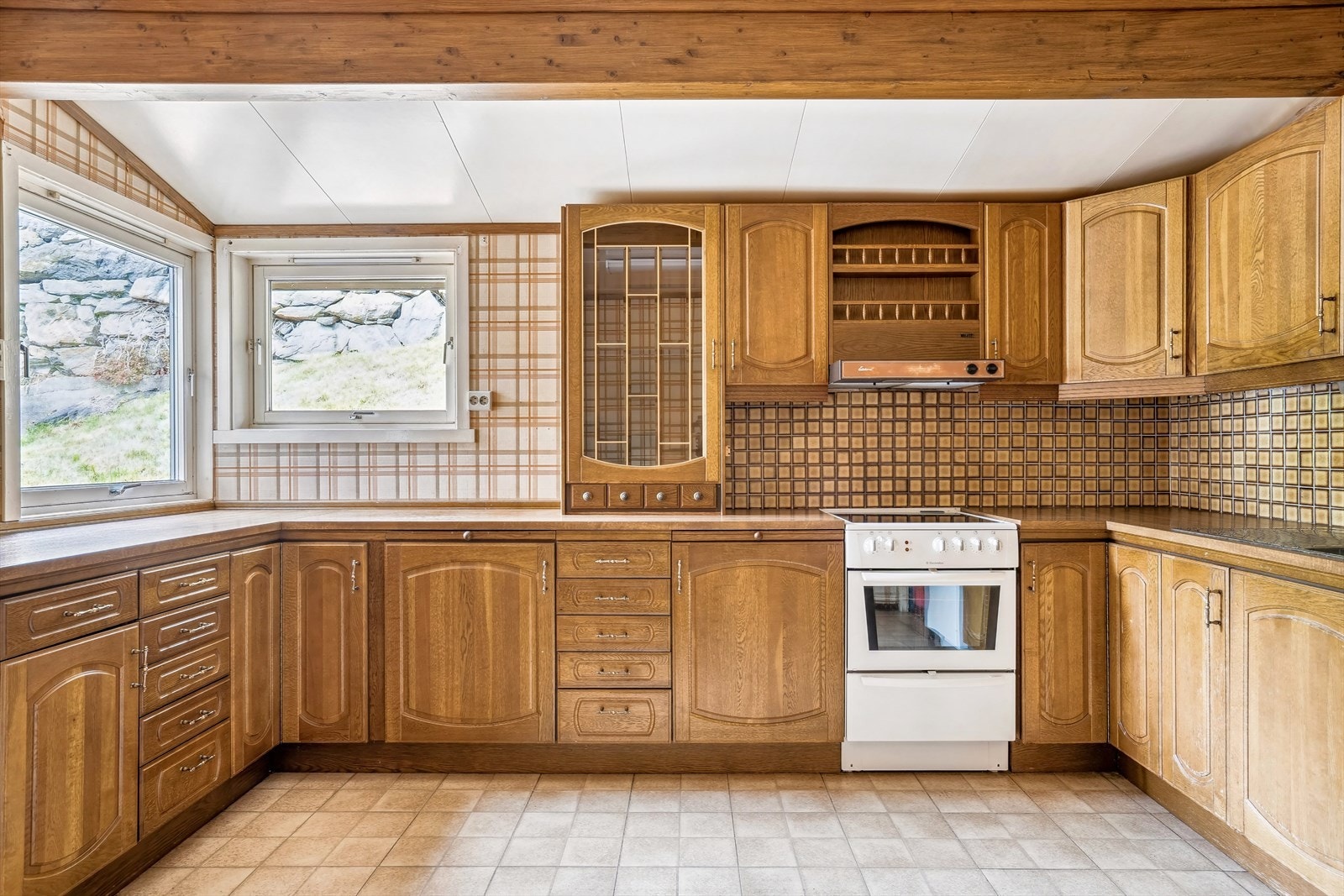 Kjøkkenet har en god størrelse med rikelig skap- og benkeplass Galleribilde