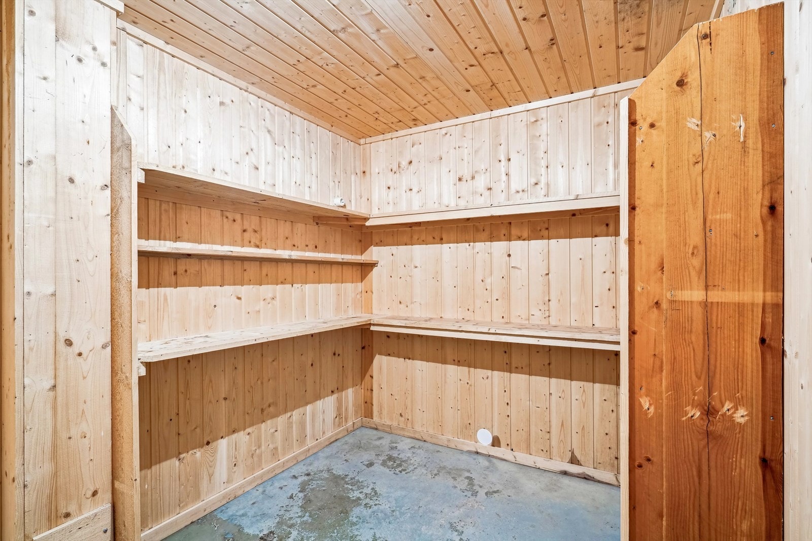 Det er flere boder i underetasjen Galleribilde