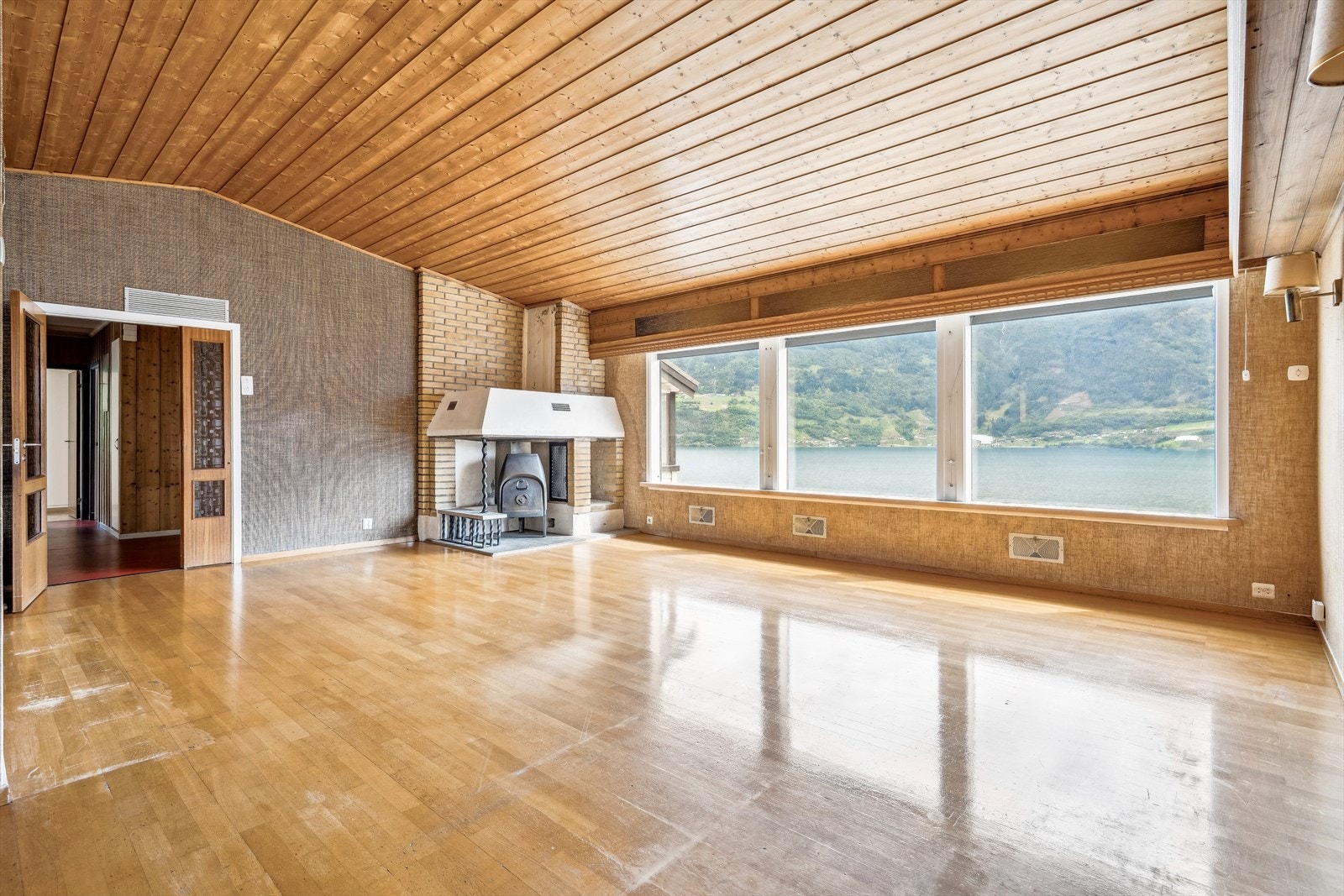 Stuen har god takhøyde og store vinduer som gir godt lysinnslipp Galleribilde