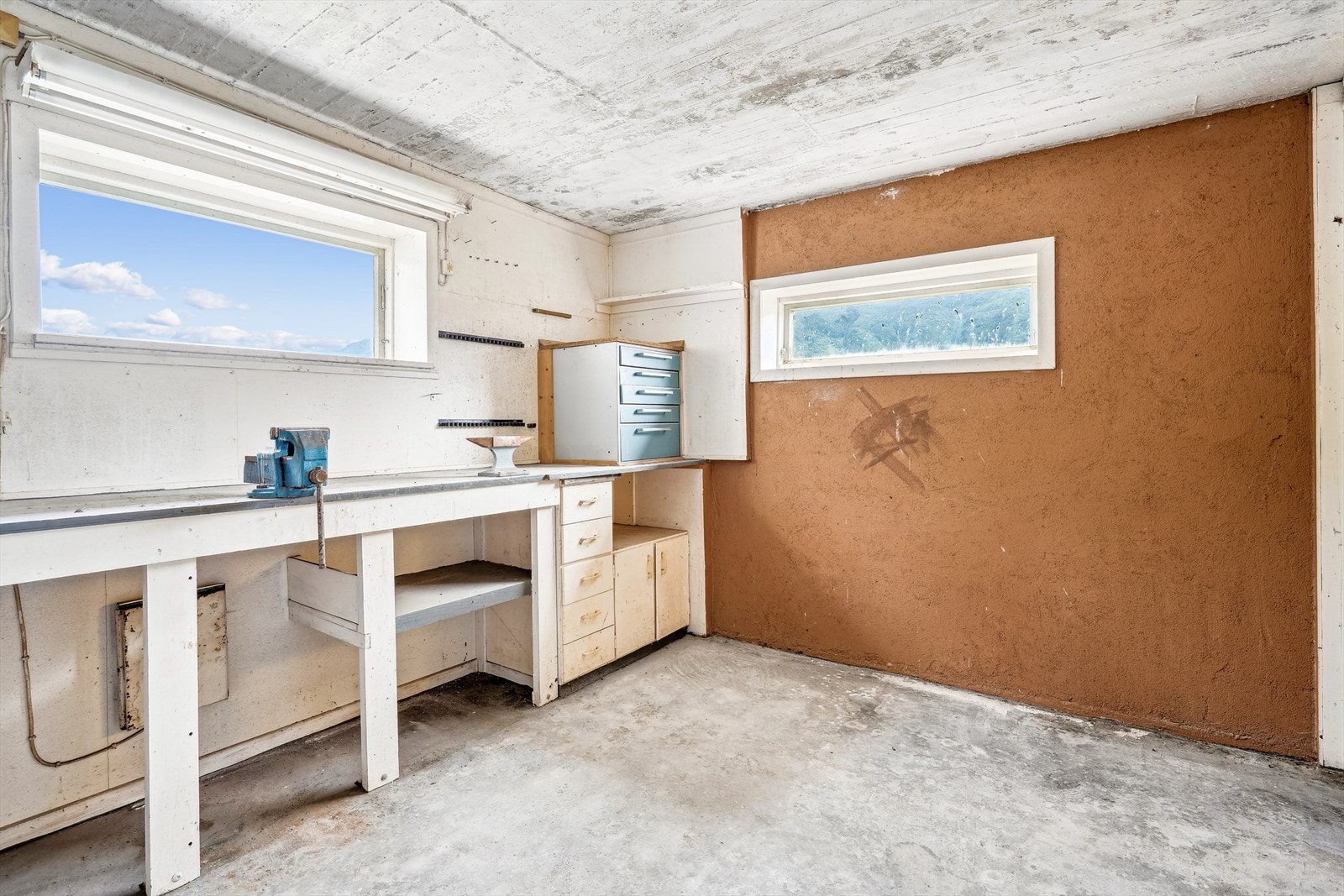 Garasjen har også plass til et lite verksted Galleribilde