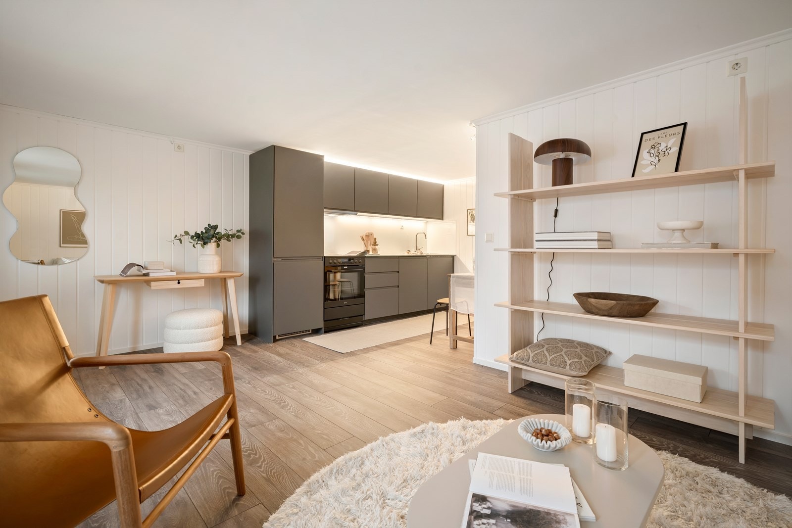 Innvendig har leiligheten laminatgulv med varmefolie i alle oppholdsrom, og panel på veggene. Galleribilde