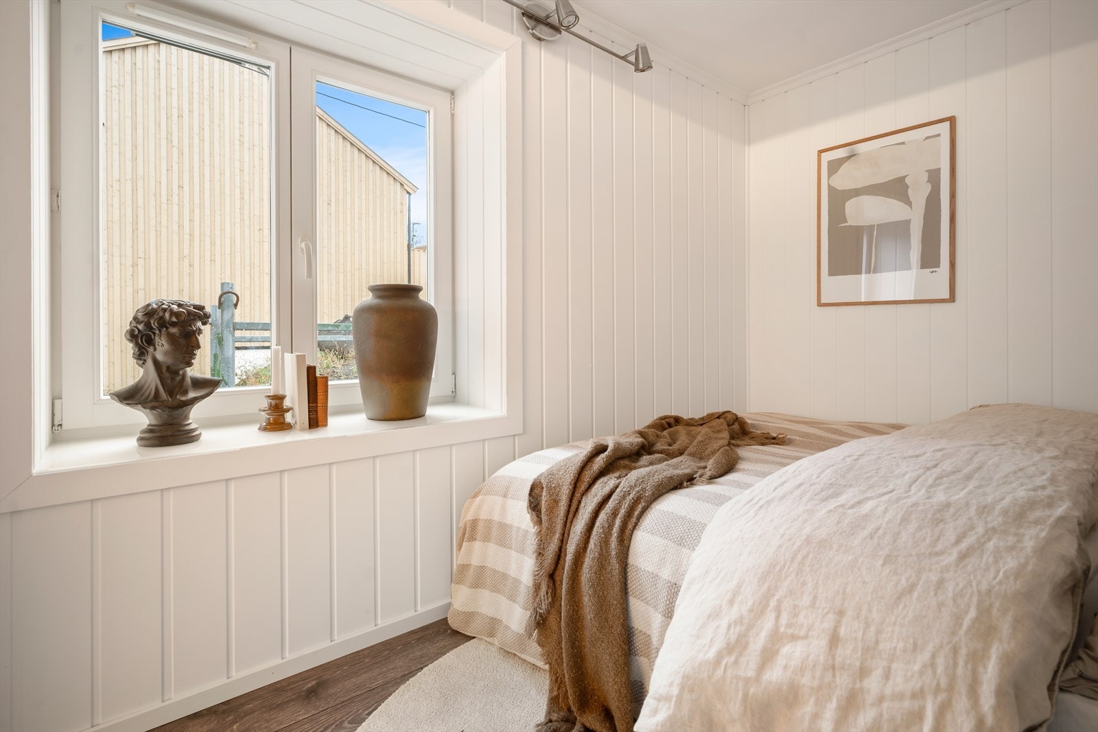 Et trivelig rom som gir deg en lun og behagelig atmosfære for en god natts søvn. Galleribilde