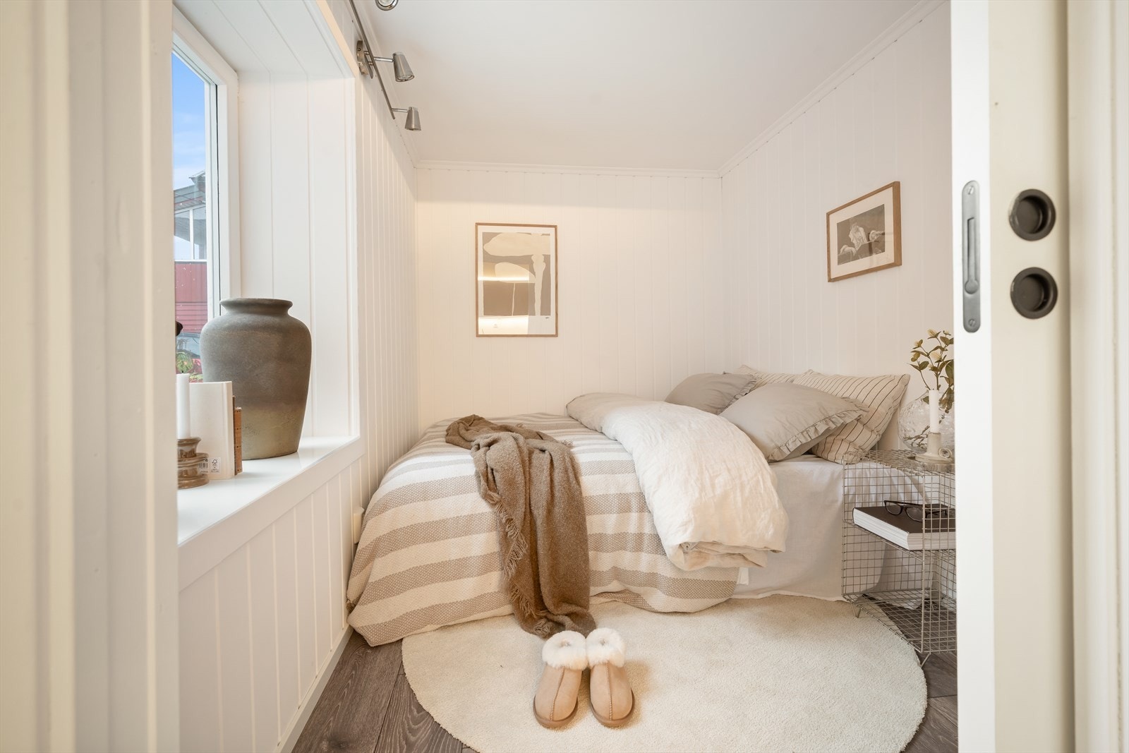 Rolig og lyst soverom med plass til dobbeltseng. Galleribilde