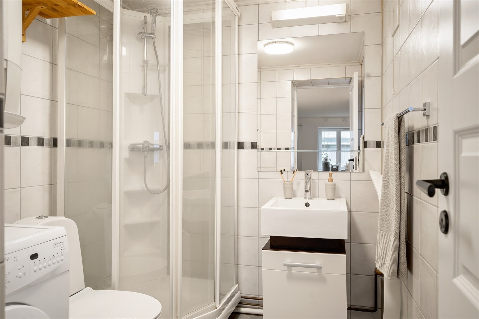 Badet er flislagt fra 2007 med varmtvannstank og varme i gulv. Galleribilde