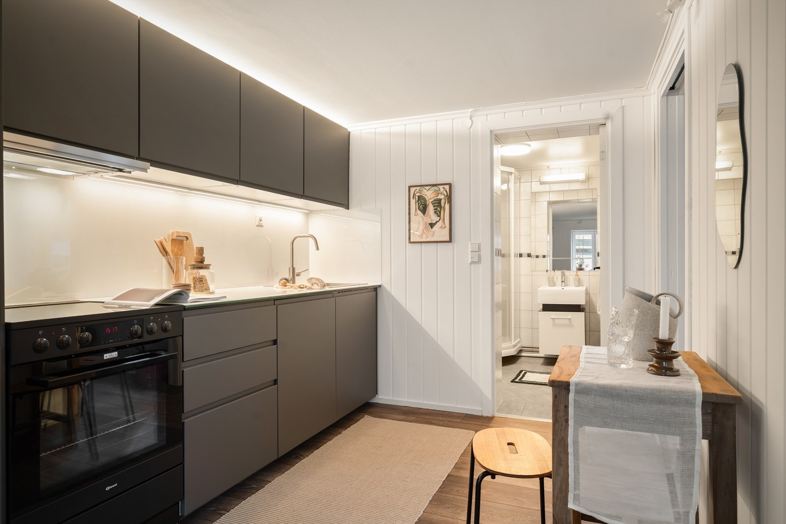 Et lekkert og funksjonelt kjøkken med alt du trenger. Galleribilde