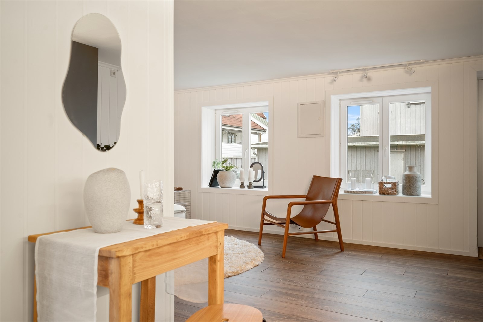 Gjennomført og moderne stue med varme i gulvet og lyse overflater som gir en god romfølelse. Galleribilde