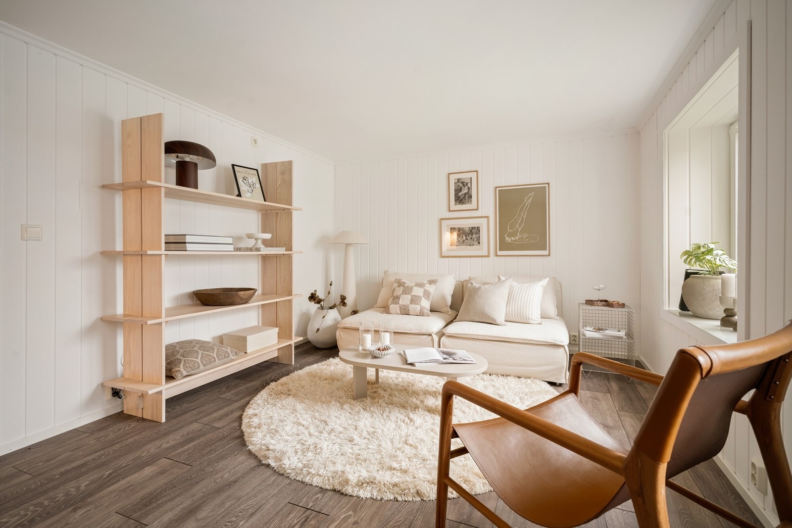 Lys og luftig stue med store vindusflater som slipper inn rikelig med dagslys og skaper en behagelig atmosfære. Galleribilde