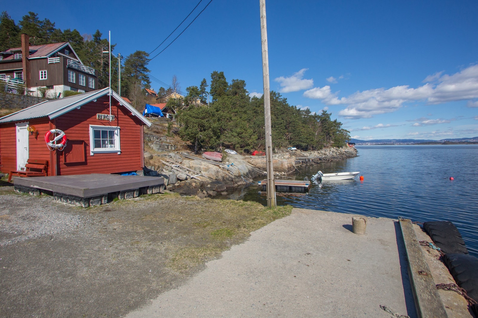 Berger har egen brygge ca. 10 minutters gangavstand unna med tilhørende badestrand og kyststi. Galleribilde