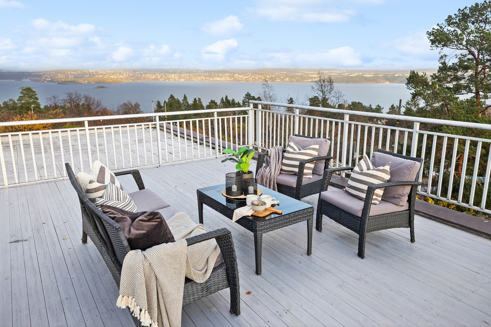 Boligen har tilgang til felles takterrasse med slående utsikt ut mot Oslofjorden og gode solforhold - Perfekt sted å samle både venner og familie til feiring og hverdagsluksus! Galleribilde
