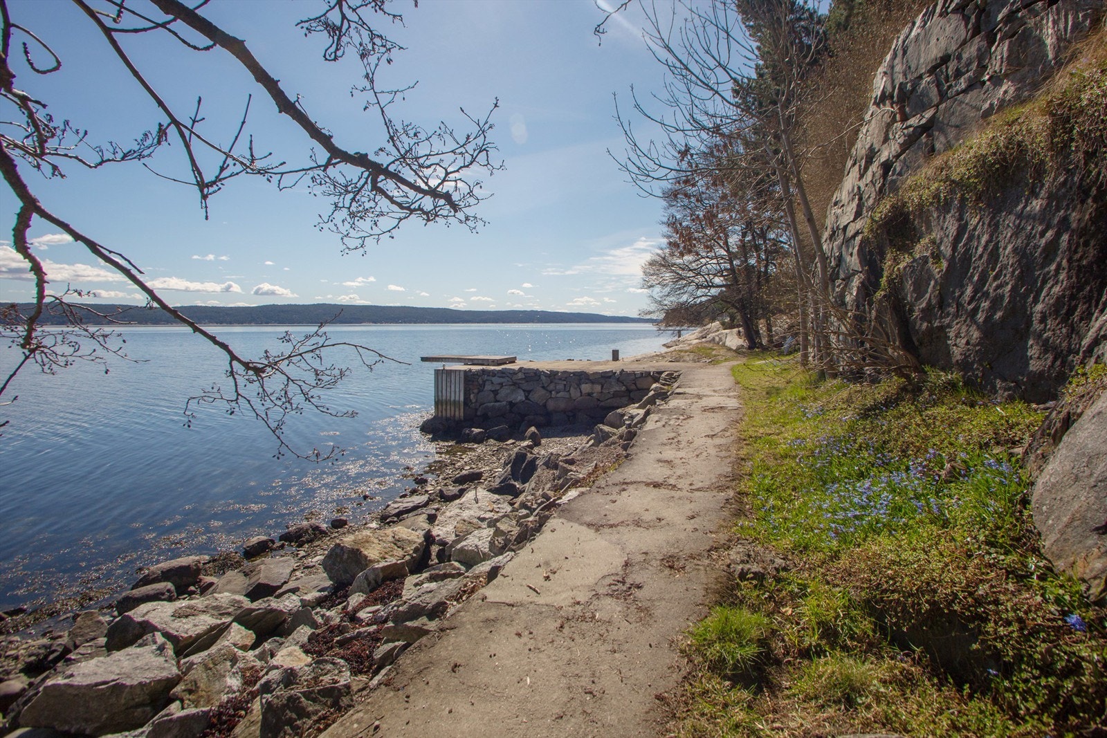Fra Berger brygge kan du tusle videre til berger-strand. En rolig badeplass med svaberg, stupebrett og badebrygge. Galleribilde