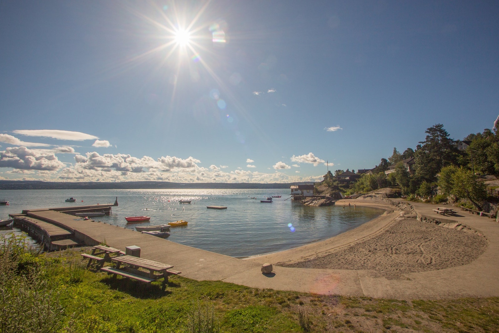 Hellvik-strand er en populær badestrand omtrent 15 min til fots eller 5 minutter med bil unna boligen. Her finner du et vakkert strandområdet med svaberg, stupebrett og badebrygge. Galleribilde