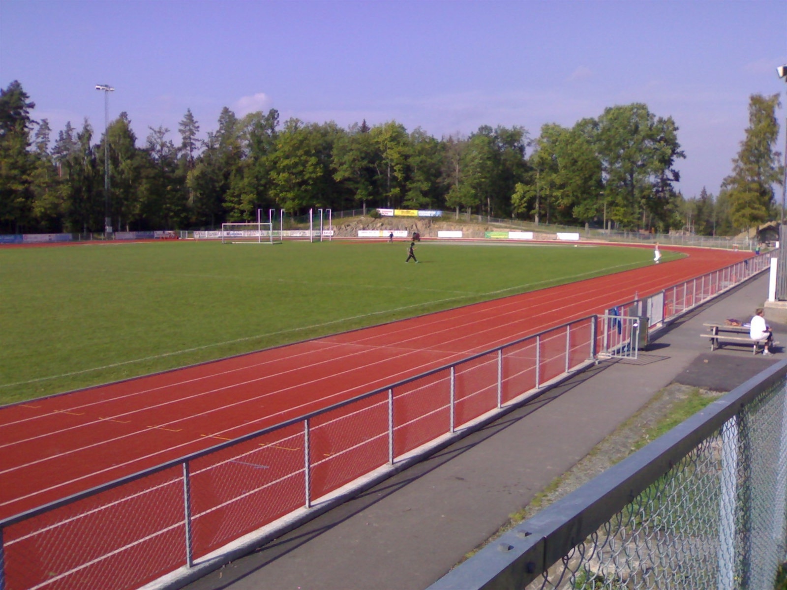 Området byr også flere treningsmuligheter, med idrettsanlegg, kunstgressbane, tennisbaner m.m. Galleribilde