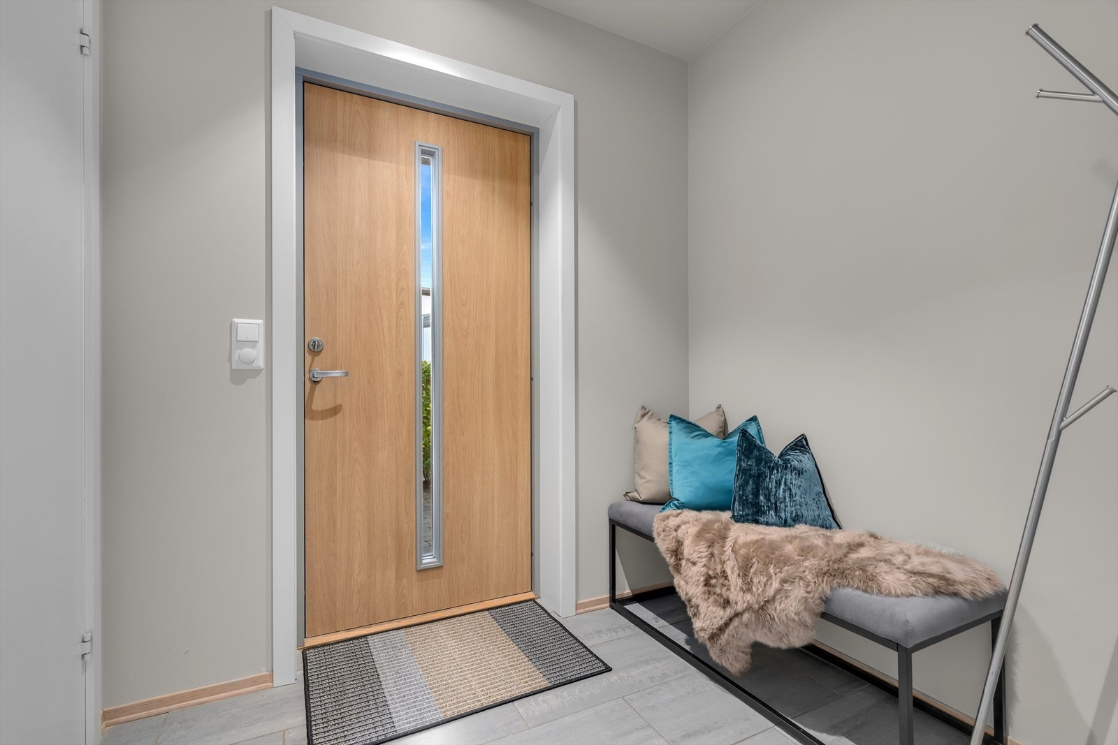 Vindfanget har flislagt gulv som er stilrent og lettstelt, kombinert med gipsmalte vegger i lyse og behagelige farger som gir et moderne og innbydende inntrykk. Galleribilde