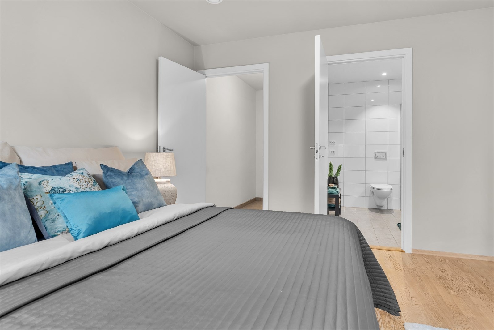 Som en ekstra fordel har hovedsoverommet direkte adkomst til eget baderom, noe som gir økt komfort og bekvemmelighet. Galleribilde