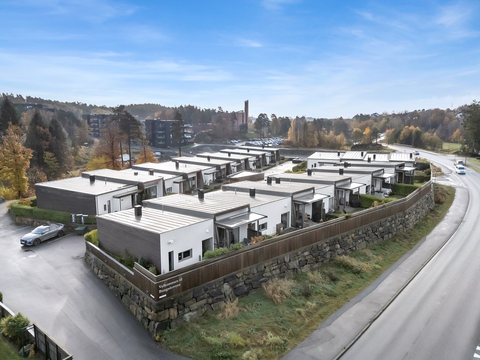 I Randesund Hageby har du tilgang til parkområder og idyllisk kulturlandskap. Drivhus og parsellhage, lekeplasser, badmintonbane, putting green, bocciabane, treningsrom, hobbyverksted, betjent resepsjon med servicevert for å nevne noe. Galleribilde