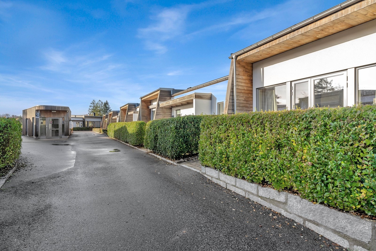 Fast P-plass og romslig bod i kjeller - heis opp til bakkeplan. Inngang til heis/trapp ned til parkeringskjeller sees i midten av bildet. Galleribilde