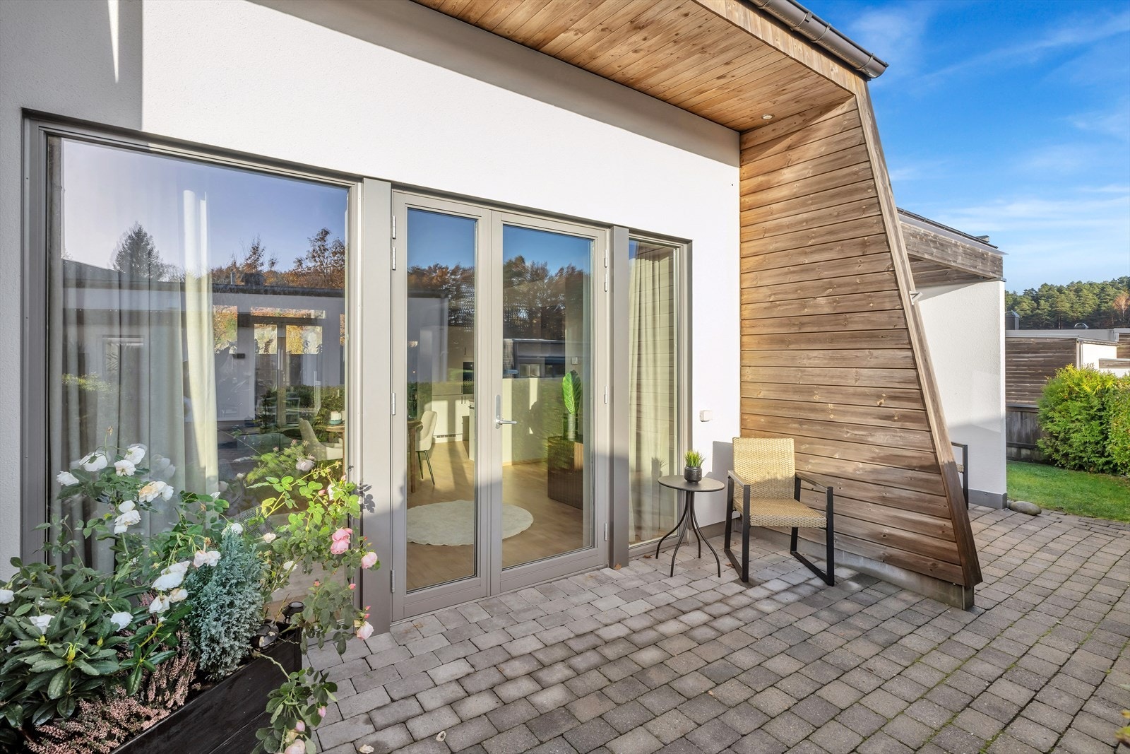 Like ved inngangspartiet finner du trivelig uteplass. Galleribilde