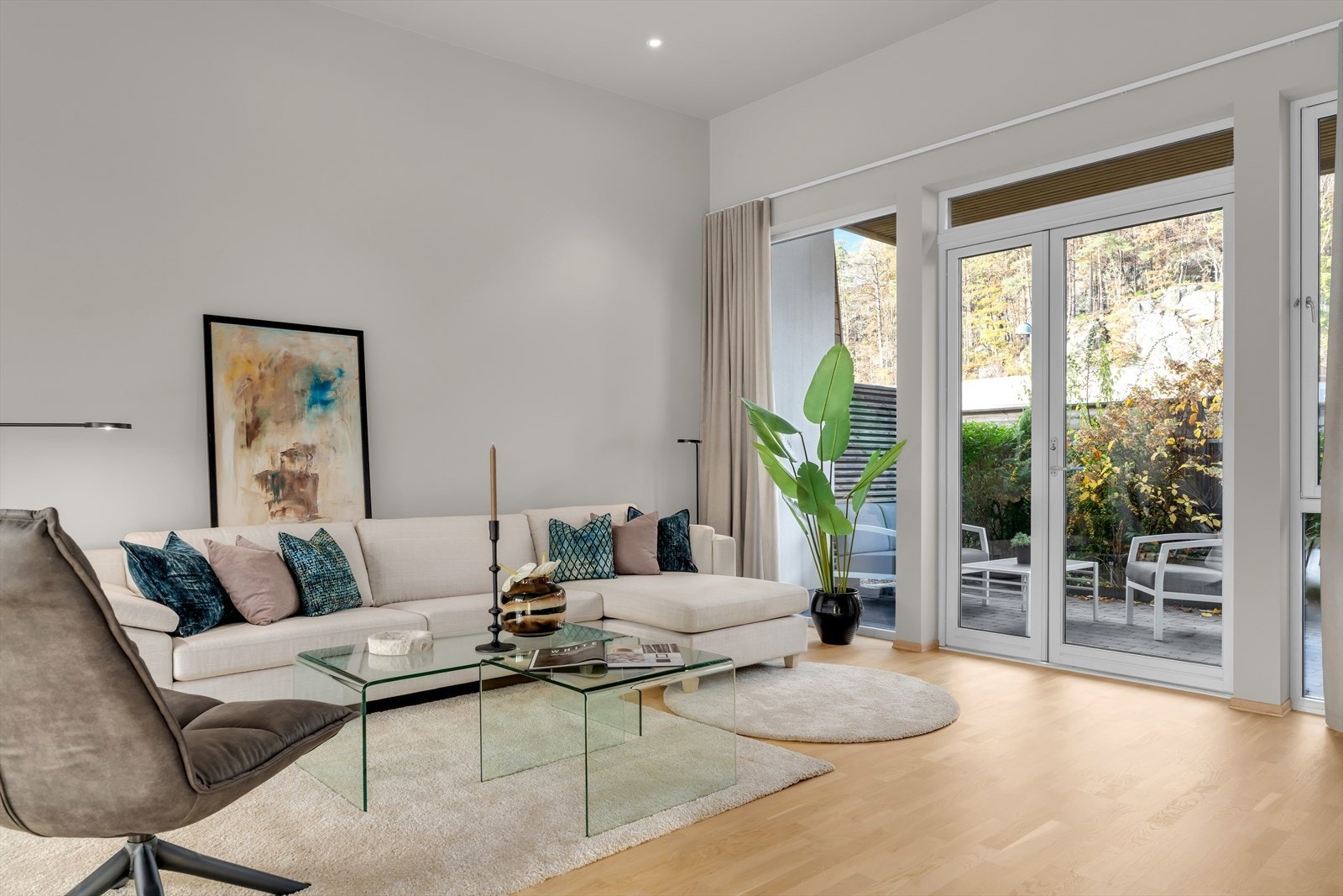 Stuen har en fleksibel planløsning, og kan enkelt møbleres med både sittegrupper og spiseplass etter eget behov og ønske. Galleribilde