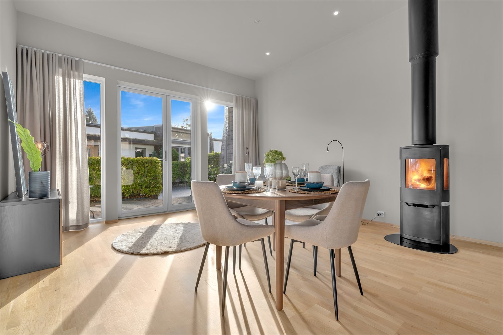 Stuen i boligen er lys og innbydende, med parkettgulv som gir et varmt og elegant uttrykk. Galleribilde