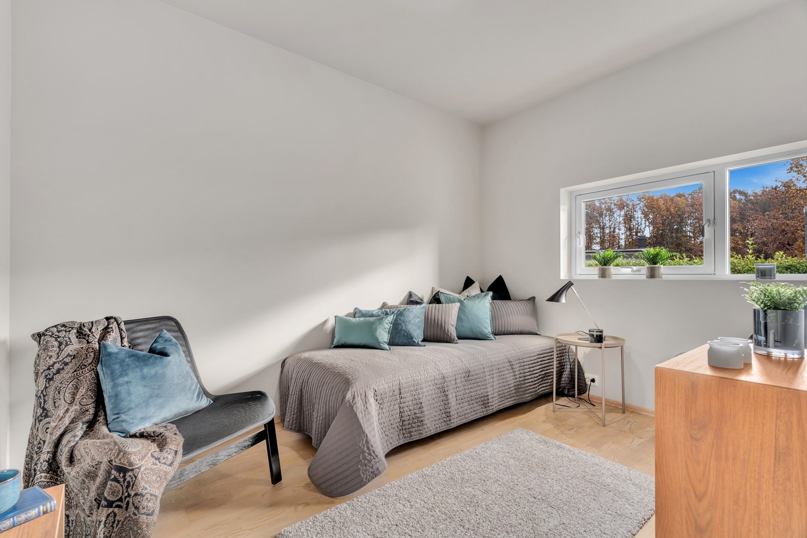 Det andre soverommet er også av god størrelse, med plass til seng, skrivebord og garderobeløsning. Begge soverommene har lyse og innbydende overflater, noe som skaper en behagelig atmosfære og gir mulighet for personlig tilpasning. Galleribilde