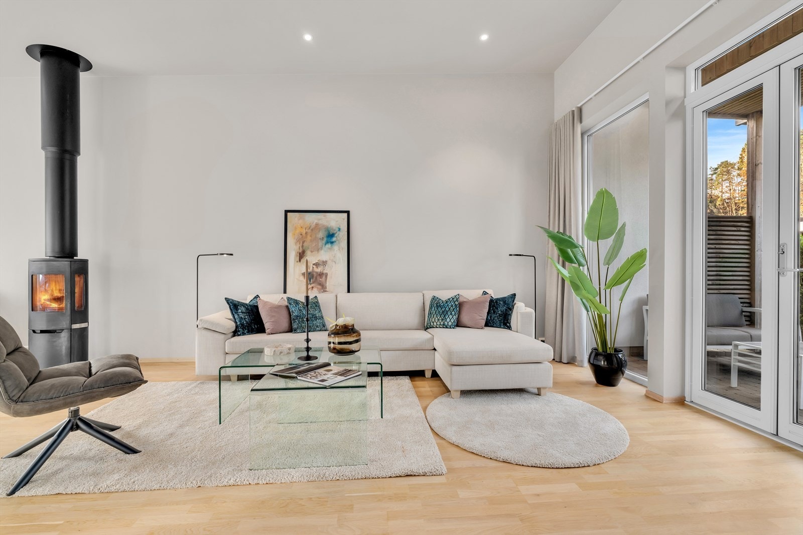 Utgang fra stuen til trivelig uteområdet. Galleribilde