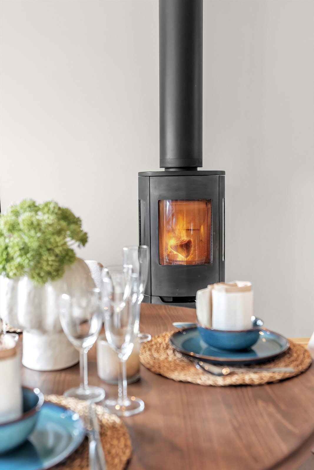 En moderne peisovn er montert, noe som skaper en hyggelig atmosfære og sørger for effektiv oppvarming på kjølige dager. Galleribilde