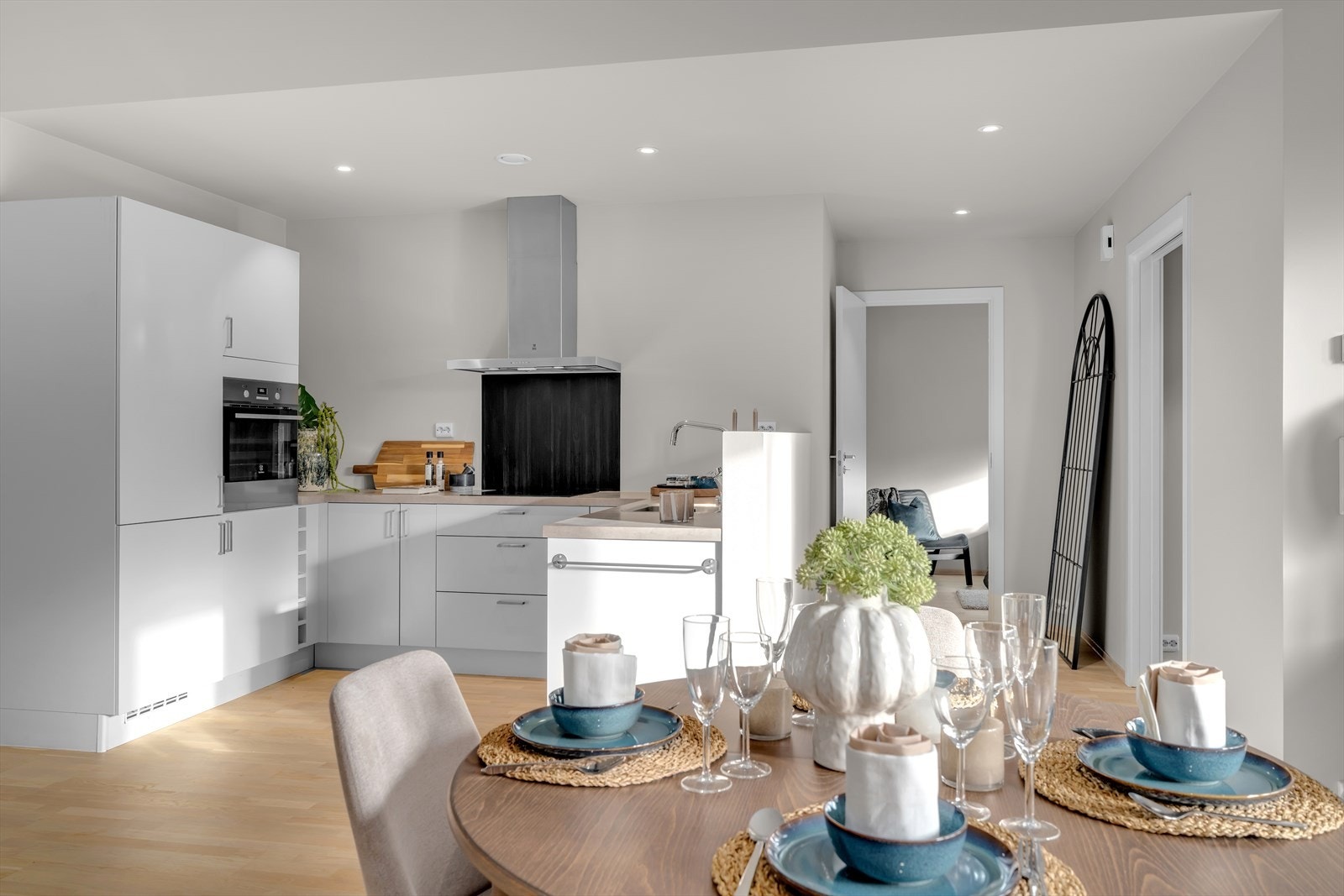 Her finner du alt du trenger av integrerte hvitevarer, inkludert kjøl/frys, stekeovn, steketopp og oppvaskmaskin . Galleribilde