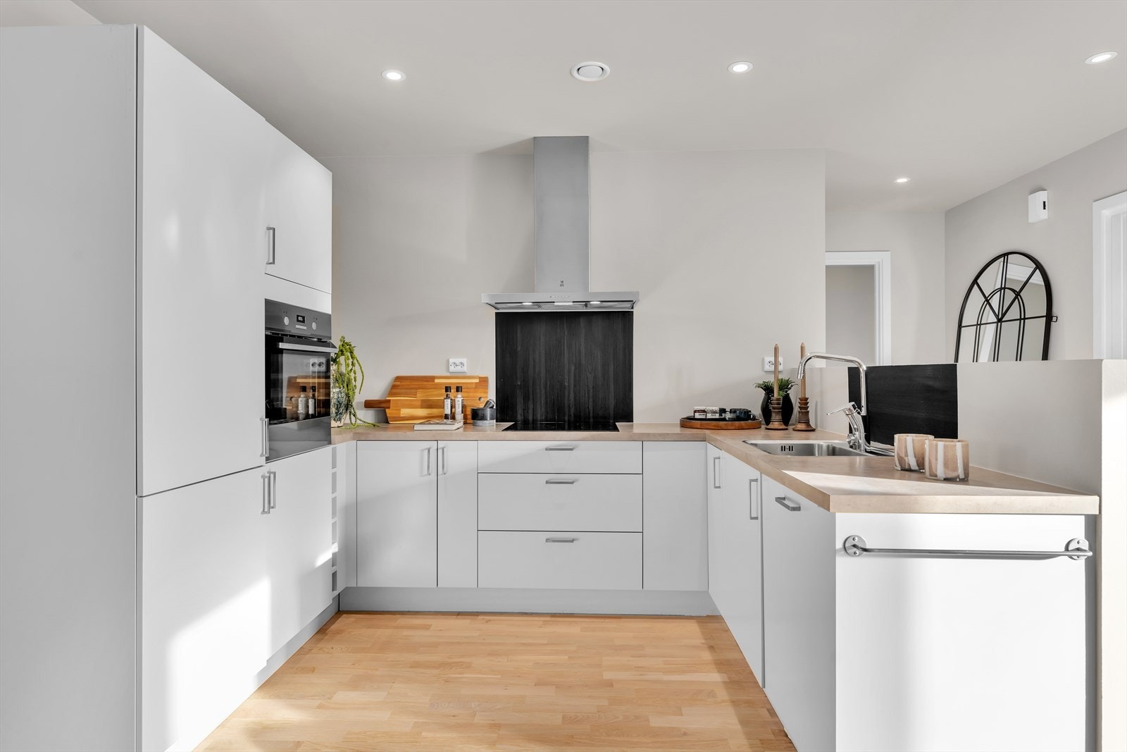 Innredningen har stilige trefronter som gir et varmt og naturlig preg, kombinert med en slitesterk laminert benkeplate. Galleribilde