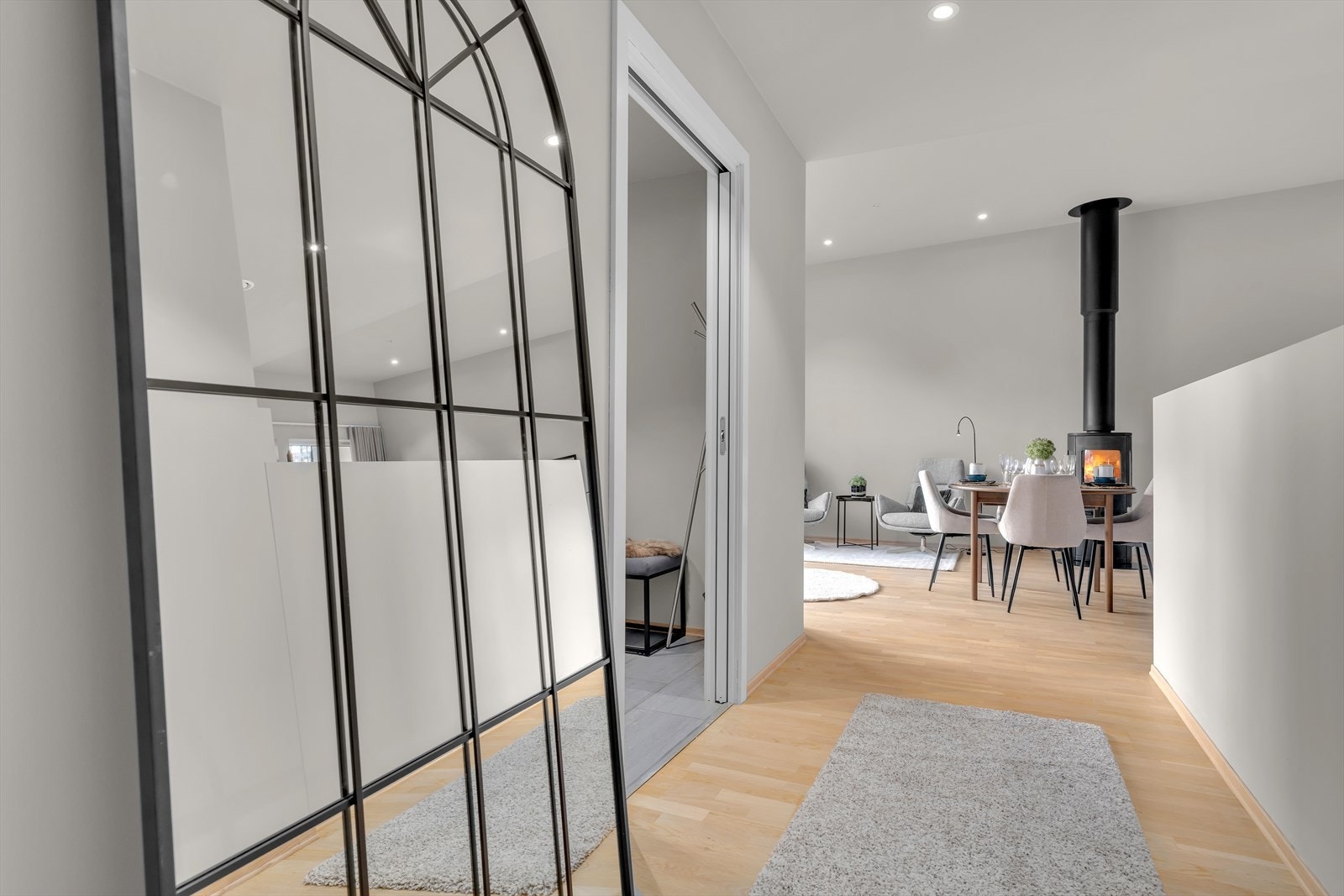 I tillegg er det vannbåren gulvvarme i boligen som sørger for en lun og behagelig atmosfære. Galleribilde