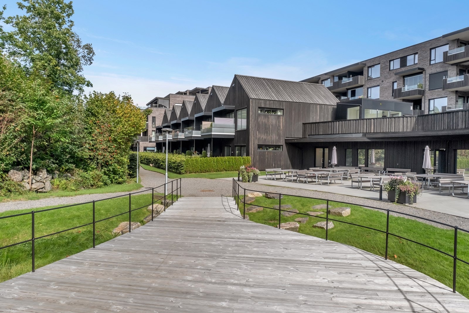 Flotte uteområder med ideell beliggenhet sentralt på Strømme. I Randesund Hageby kan man være supersosial og være med på det meste eller velge å trekke seg litt tilbake og nyte fred og ro i sin egen leilighet. Galleribilde