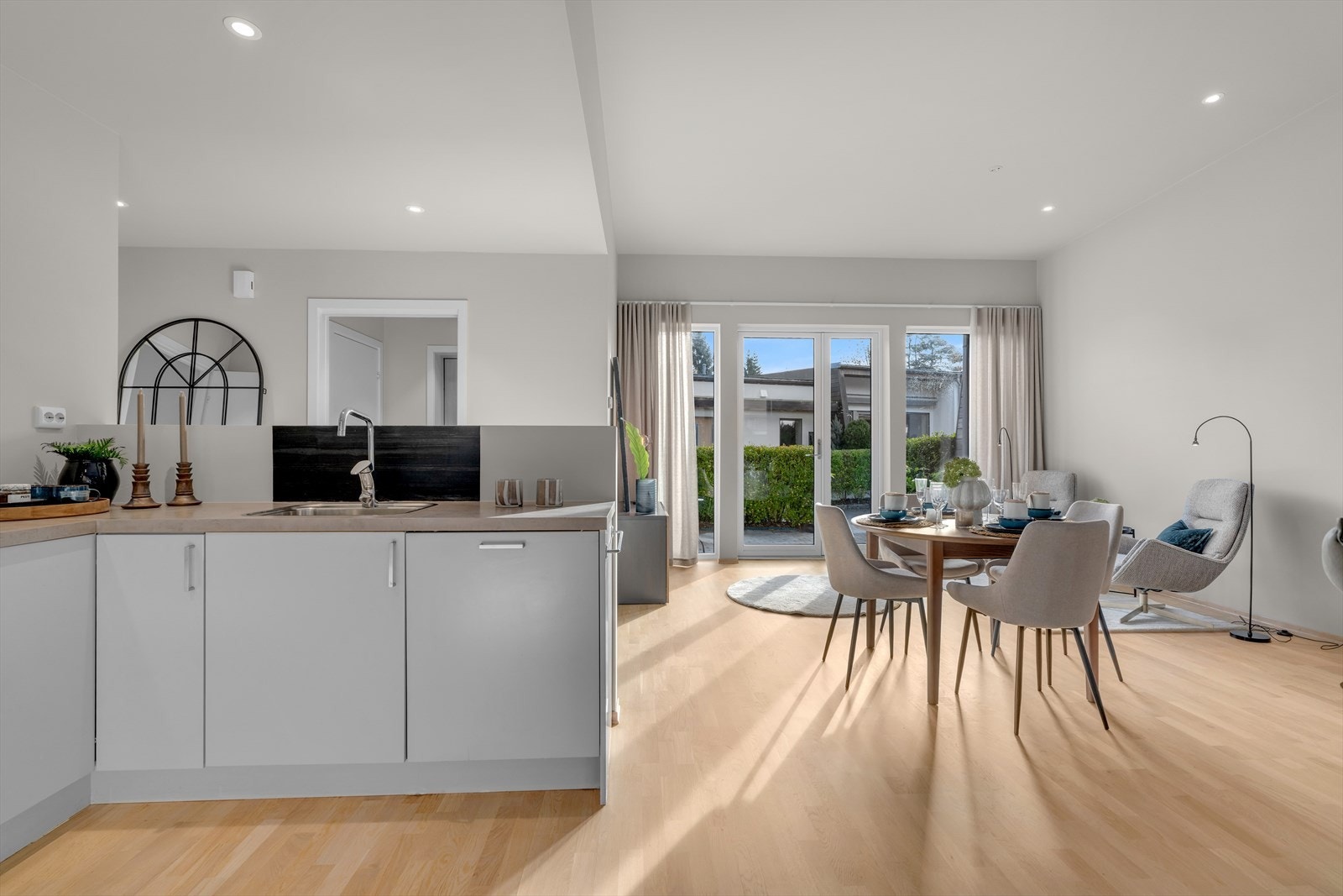 Kjøkkenet ligger i en sosial og åpen løsning mot stuen. Galleribilde