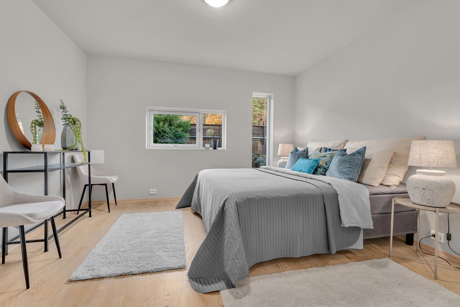 Boligen har to soverom, som begge er romslige og praktiske. Hovedsoverommet er svært romslig og gir god plass til en komfortabel dobbeltseng samt øvrig møblering som nattbord, garderobeskap eller en liten sittegruppe. Galleribilde