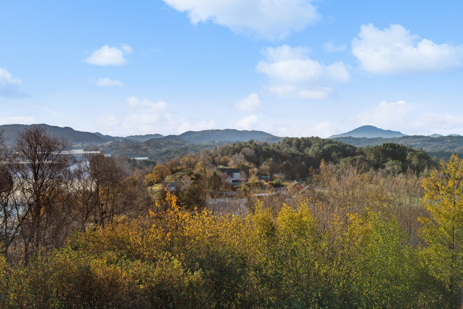 Fra balkongen kan man nyte en nydelig utsikt over omgivelsene. Galleribilde