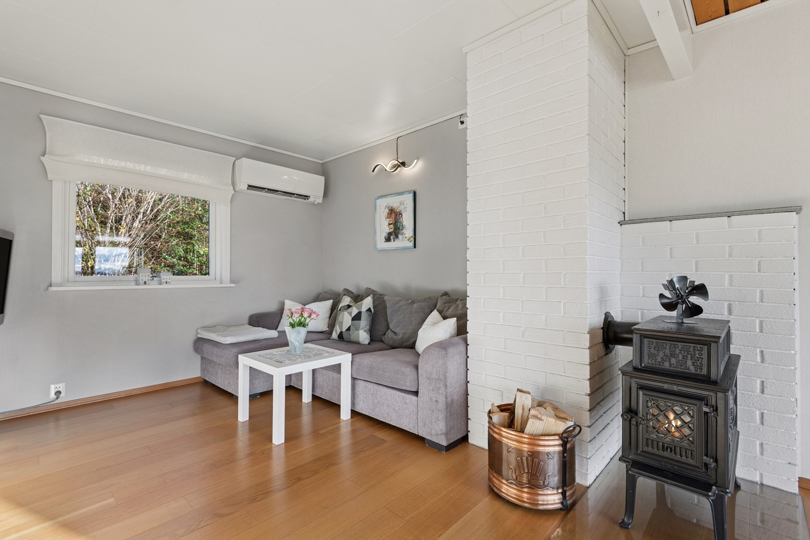 Det er etablert både vedovn og varmepumpe. Galleribilde