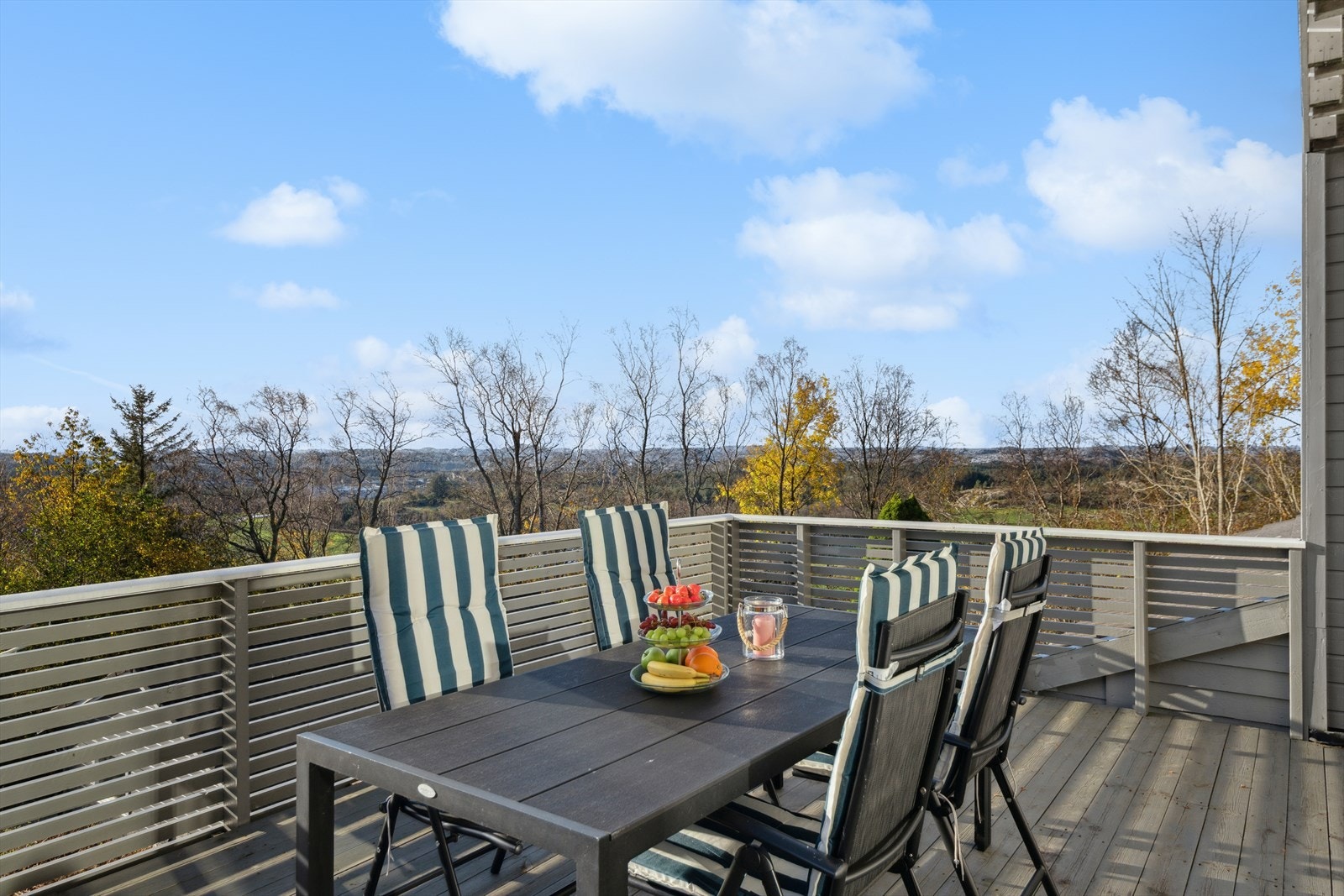 Terrassen gir god plass til utemøbler og hyggelige middager utendørs om sommeren. Galleribilde